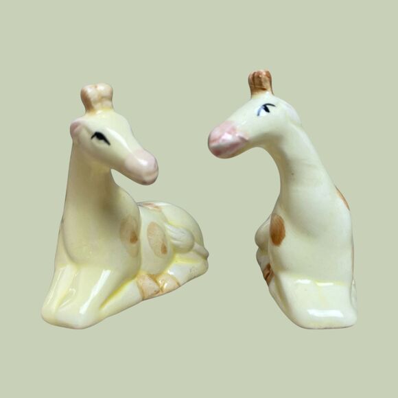 Vintage Ceramic Giraffe Salt & Pepper Shakers 2" Tall Japan Zoo MCM - Picture 1 of 7